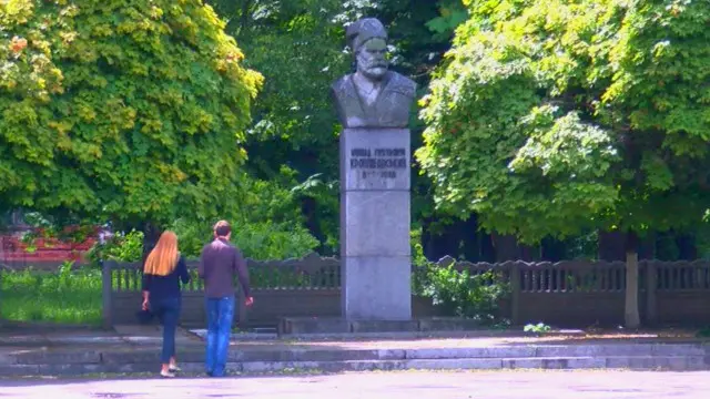 памятник красному партизану Николаю Кропивянскому