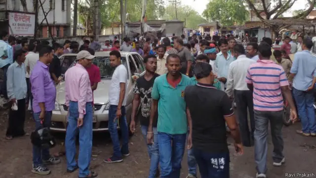 रामगढ़ में पानी को लेकर मारपीट में एक युवक की मौत के बाद गांववालों ने थाने के सामने प्रदर्शन किया