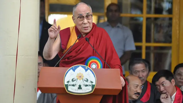 达赖喇嘛告诉群众,“部分竞选诉诸区域和教派路线,这是不健康的。”