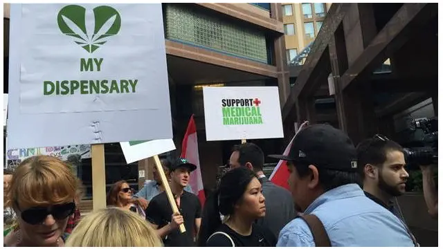 معترضان به عملیات پلیس مواد‌مخدر تورنتو، در برابر دفتر فرماندهی پلیس تجمع کردند