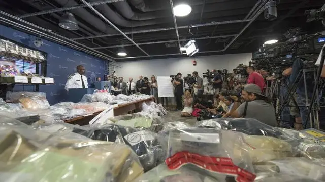 معترضان با سر و صدا کردن در جریان کنفرانس خبری رئیس پلیس تورنتو اختلال ایجاد کردند