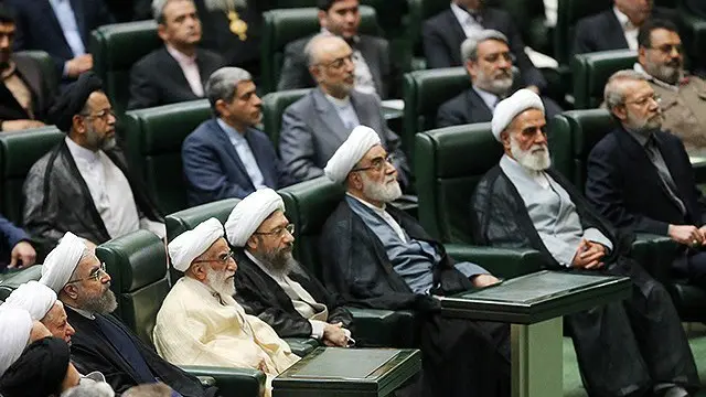 بعید به نظر میرسد که هسته اصلی قدرت در جمهوری اسلامی، و بهطور معین شخص اول نظام و امنیتیهای حاکم بر سپاه پاسداران، میان دو گزینه لاریجانی و عارف، انتخابی جز اولی داشته باشند.