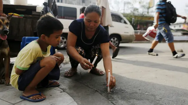 巴尔科巴的家人在事发地点点燃蜡烛悼念亲人