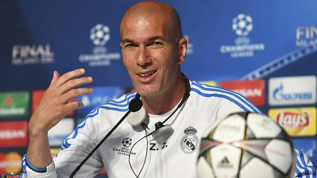 زیدان در سال ۲۰۰۲ به عنوان بازیکن و با پیراهن رئال مادرید قهرمان لیگ قهرمانان اروپا شد