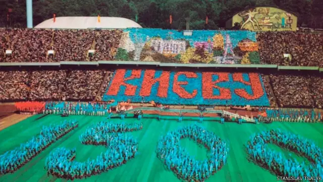 Святкування 1500-ліття Києва на Центральному (нині Олімпійському) стадіоні. "Живі картини" на трибуні складені з студентів київських вишів, які тренувалися замість лекцій