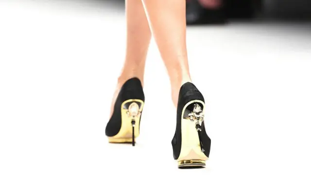 Ноги в туфлях на подиуме