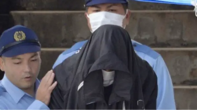 الشرطة اليابانية احتجزت جندي المارينز السابق كينيث شينزاتو بعد اعترافه بترك جثة الفتاة في موقع العثور عليه بعد اختفائها أبريل/ نيسان الماضي