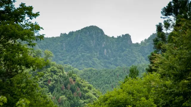 يعرف جبل أومين باسم جبل سانجو أيضا