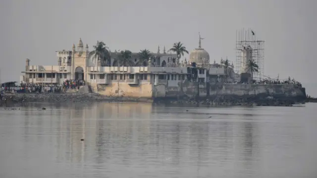 اختلاف بين المسلمين بشان زيارة النساء للضريح