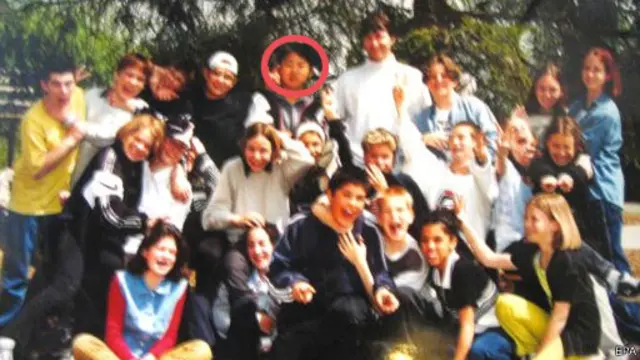 高英淑与她的丈夫曾被朝鲜官方派到瑞士，照看在那里留学的金氏家族成员的孩子。图中红圈的是金正恩在瑞士留学时和同学的合影。