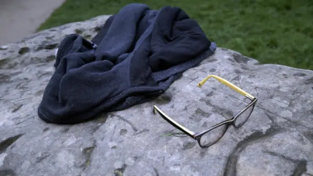 Lentes y chaqueta de un niño en el parque Monceau de Paris
