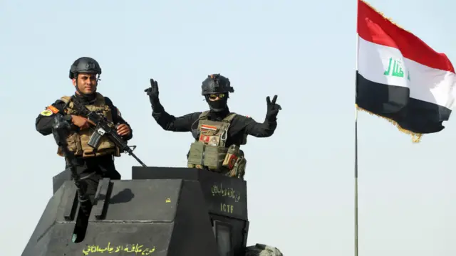 伊拉克反恐部队进入费卢杰附近的一个村落