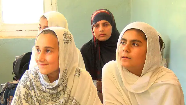 د افغان زده کوونکې د ټولګيوالې هم نوموړې ستايي او هغه ورځې يادوي چې هغې به ورسره په ښونځي کې د زده کړو ترڅنګ ټوکې ټکالې کولې.