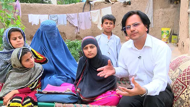 پېښور کې زموږ همکار رحمن الله د فهیمې کور ته ورغلی او د زړه خواله یې ورسره کړي دي