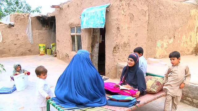 فهیمه د پېښور بورډ بازار ته نژدې کلي کې د کرايي په يوه کور کې ژوند کوي.