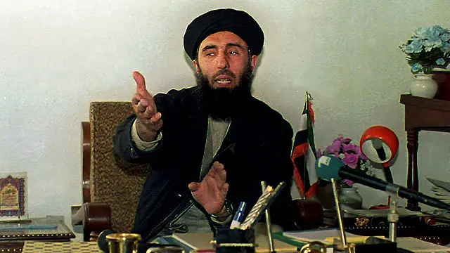 حکمتیار در چهارآسیاب، ۱۲ جنوری ۱۹۹۴. او در زمان جنگ‌های داخلی در کابل، نیروهایش را از این جا رهبری می‌کرد