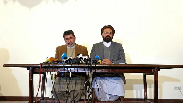 کریم امین (راست) رئیس هیئت مذاکره کننده حزب اسلامی در کابل به خبرنگاران از توافق حزبش با دولت خبر داد