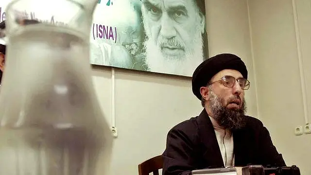 حکمتیار در ایران بود که نیروهای آمریکایی امارت اسلامی طالبان را درهم کوبید. او ورود نیروهای آمریکایی به کشور را محکوم کرد