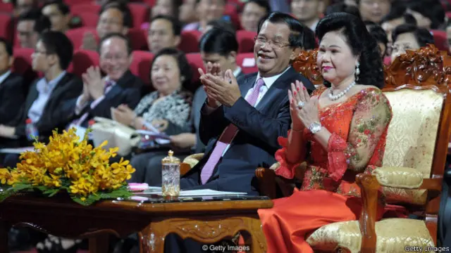 पत्नी के साथ हुन सेन