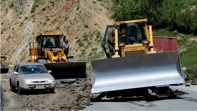 علاوه بر اینکه نیروهای شورشی با مین گذاری باعث تخریب جاده ها می‌شوند،حفظ و مراقبت لازم نیز از جاده صورت نمی‌گیرد