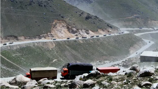عبور خودروهای با بار بیش از حد مجاز نیز باعث تخریب جاده‌ها شده است