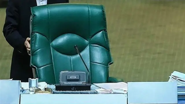 وجود نهاد بالادستی شورای نگهبان، یا اعمال نظر کانون مرکزی قدرت در مقاطع خاص و موارد ویژه (ازجمله در تصویب ۲۰ دقیقهای برجام در مجلس نهم برخوردار از اکثریت اصولگرا) دو شاهد از محدودیت نمایندگان و حد بضاعت مجلس در جمهوری اسلامی است.