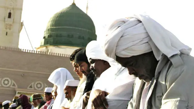 மதப் பிரசங்கங்களில் அரசியல் பேசவேண்டாம் என சவுதி அரசு எச்சரிக்கை விடுத்துள்ளது.