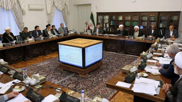 آقای روحانی در جلسه شورای عالی فضای مجازی در کنار رییس قوه قضاییه 