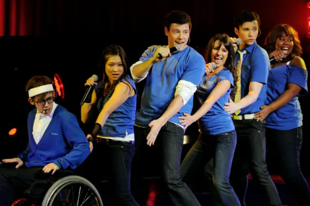 La serie "Glee" se emitió de 2009 a 2015 y tuvo un total de seis temporadas.