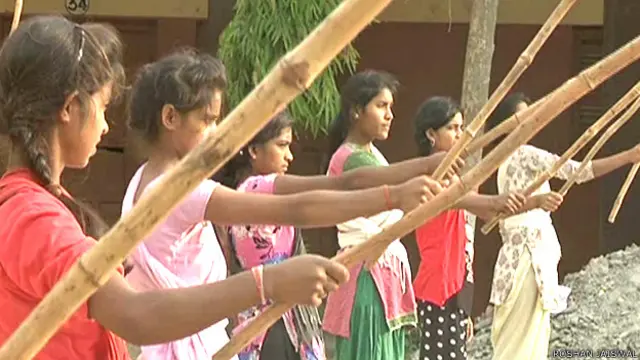 بندوق چلانے کے علاوہ کیمپ میں لاٹھی چلانے کا ہنر بھی سکھایا جا رہا ہے