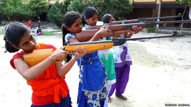 یہاں ایئر گن چلانے کی تربیت دی جا رہی ہے