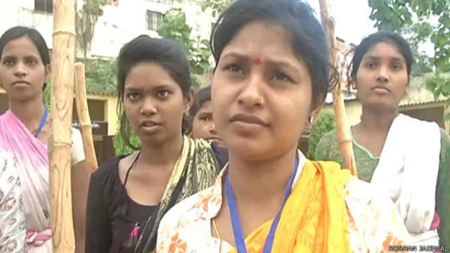 یہ لڑکیاں اپنی حفاظت خود کرنے کے لیے اور مسلح تربیت لے رہی ہیں