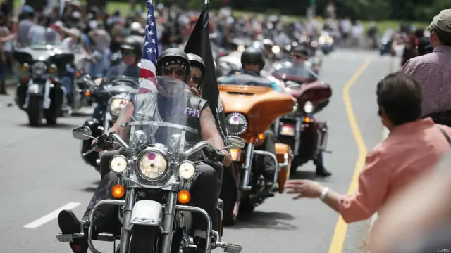 星期日(5月29日),美國首都華盛頓舉行數十萬老兵及家屬參加的「滾雷」摩托車遊行,以紀念在戰爭中陣亡、失蹤或成為戰俘的美國軍人。
