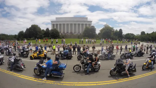5月29日,在美國首都華盛頓,參加「滾雷」摩托車大遊行的車輛從林肯紀念堂前駛過。