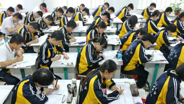 河北一所中学的学生正在读书准备高考。