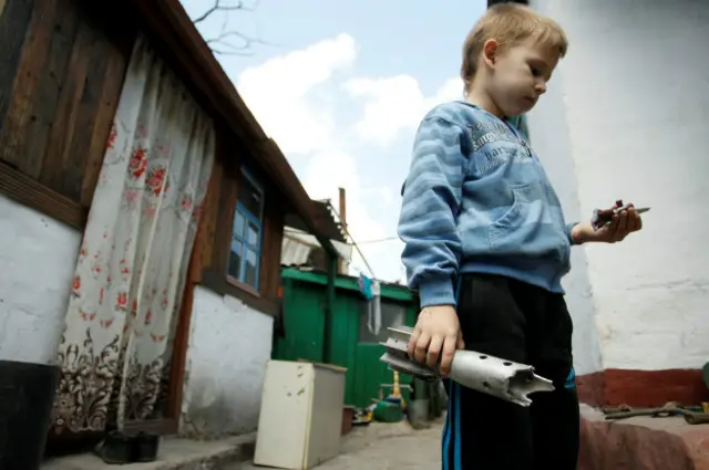 Мальчик с обломком мины