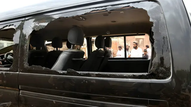 دھماکے کی شدت سے ویگن کے شیشے ٹوٹ گئے