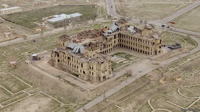 د دارالامان ماڼۍ کابل کې د مجاهدینو ځپلمنځیو جګړو کې ویجاړه شوه.