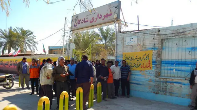 کارگران شهرداری شادگان اسفند ماه گذشته در اعتراض به پرداخت نشدن حقوقشان در مقابل شهرداری تجمع کردند