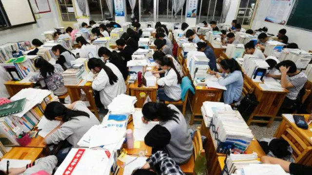 Китайские школьники пишут экзамен