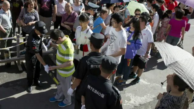 Экзамен начинается с обыска