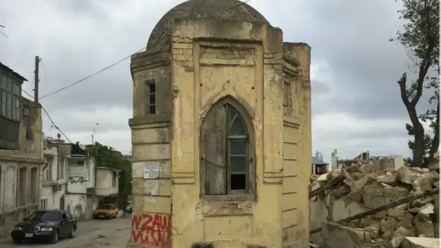19-cu əsrin sonlarında inşa olunan şollar su kəmərinin Sovetski ərazisində 3 su yayma qülləsi var. Şəkildə təsvir olunan qüllə Süleyman Rəhimov və Abdulla Şaiq küçələrinin kəsişməsində yerləşir. Yerli sakinlər deyir ki, qüllələr o vaxt şollar su kəmərinin çəkilişi ilə əlaqədar tikilib və insanlar qüllələrə qoyulan kranlardan vedrələrlə su daşıyırmışlar. Su yayma qüllələri ötən əsrin ortalarına qədər istifadə olunub.