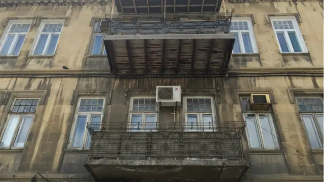 Zərgərpalan küçəsi 43-də yerləşən yaşayış binası 1914-cü ildə inşa olunub. Sakinlərin dediyinə görə binanı inşa etdirənin nəticələri ailələri ilə birlikdə hazırda bu binada yaşayır. Ailə vərəsəlik yolu ilə onlara keçən binanın söküntüsünə icazə verməyəcəyini deyib.