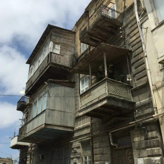 Mustafa Sübhi 48 ünvanında yerləşən bina 1900-cü ildə inşa olunub. Sakinlərin əksər hissəsi binanı tərk etsələr də üst mərtəbələrdə hələ də yaşayışı davam etdirənlər var.