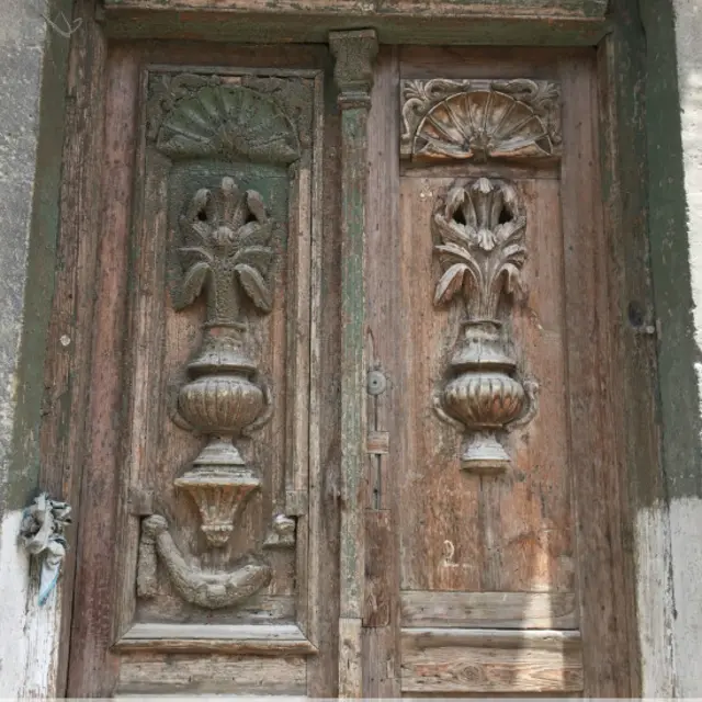 Mustafa Sübhi küçəsində yerləşən yaşayış evlərinin ilk tikilənlərindən olan binanın giriş qapıları, keçmişdə olduğu kimi yenə də taxtadan və üzərində müxtəlif dekorasiyalardan ibarətdir. Qapı nə qədər köhnəlsə də dəyişilməz olaraq bu günə qədər saxlanılıb.