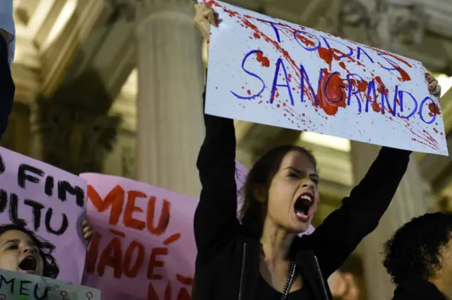 Manifestantes acudieron a la Asamblea Legislativa para protestar por el caso.