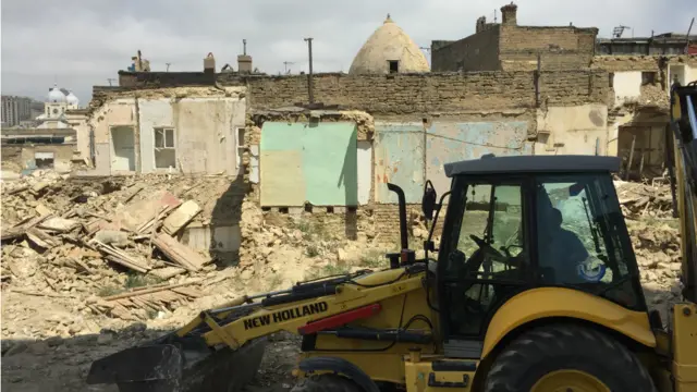 Bir əsrdən çox tarixə malik olan məscid tarixi abidələr siyahısından çıxarılmasından az keçməmiş arxa tərəfdən başlayaraq söküntüsünə start verilib.