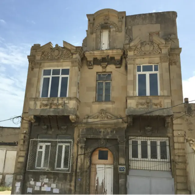 Mirzəağa Əliyev 102 ünvanında yerləşən yaşayış binası son qərarla tarixi bina siyahısından çıxarılan ən gənc abidədir. 100 yaşı bu il tamam olan binanın yuxarı hissəsindəki qabarıqların birində “Ю” digərində isə “P” hərfləri yazılıb. Binanın son sakinləri isə mərhum jurnalist Osman Mirzəyevin ailəsi olub. Qərar çıxandan sonra söküntüyə başlanıb və hazırda bina tamamilə sökülüb.