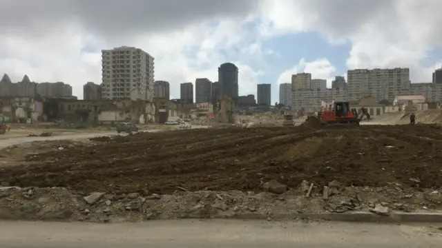 Mirzəağa Əliyev 115 ünvanında yerləşən 116 yaşlı yaşayış binası aktyor Abbas Mirzə Şərifzadənin bir zamanlar oranın sakini olması ilə məşhurdur. Bina Nazirlər Kabinetinin qərarı çıxmazdan öncə sökülüb. Ərazidə işləyən icra hakimiyyəti nümayəndələrinin sözlərinə görə, onun ailəsinə məxsus olduğu deyilən piano söküntüdən 4 gün sonra hissələrə bölünərək ərazidən aparılıb.