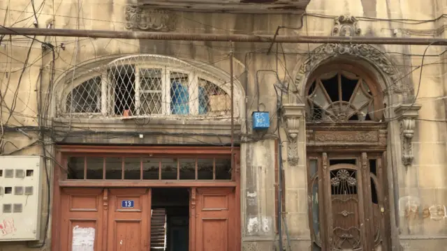 Xüsusi dekorasiyası ilə diqqət cəlb edən 101 yaşlı yaşayış binası Mirzə Fətəli küçəsi 13-də yerləşir. Binanın giriş qapısı üzərində ellips formalı qabarıq üzərində yazılan “SP.” hərflərinin nə məna kəsb etdiyini yerli sakinlər təəssüflə bilmədiklərini deyirlər.